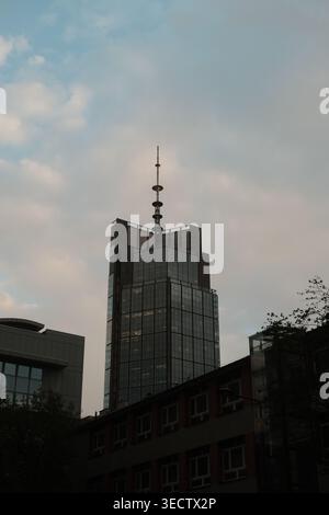 Gratte-ciel moderne avec antenne contre le ciel Banque D'Images