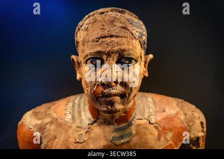 GRAND EGYPTIAN MUSEUM, LE CAIRE, ÉGYPTE - 25 MAI 2025 : vue rapprochée d'un ancien masque de momie égyptien avec des yeux incrustés et une décoration de collier peinte Banque D'Images