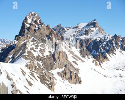 VUE AÉRIENNE. La Meyna (3067m, à gauche) & Rocca Bianca (3193m, à droite) plus loin BREC de Chambeyron (3389m), vue du sud. Val d'Oronaye, France. Banque D'Images