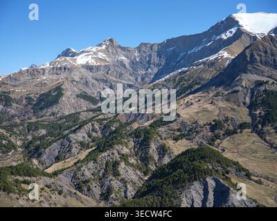 VUE AÉRIENNE. Pic des Têtes (2662m, à gauche du milieu) & Puy de la sèche (2820m, en haut à droite) dans le massif des trois-Évêchés. Prads-haute-Bléone, France. Banque D'Images