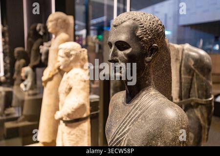 GRAND EGYPTIAN MUSEUM, LE CAIRE, EGYPTE - 25 MAI 2025 : granit foncé et calcaire pâle statues égyptiennes anciennes exposées dans une galerie au Grand Egypti Banque D'Images