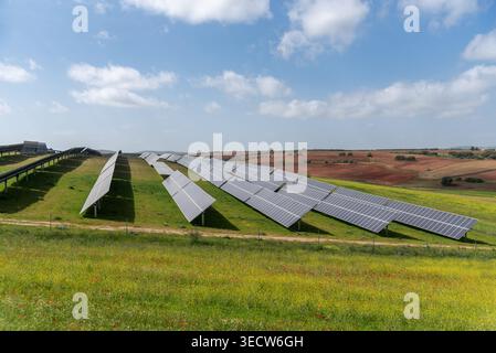 Panneaux solaires à énergie renouvelable disposés en rangées à flanc de colline Banque D'Images