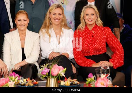 Hambourg, Deutschland 01. Mai 2026 : NDR Talk Show mit prominenten Gästen im Fernsehstudio Hamburg - 01.05.2026 Im Bild : v.Li. Helene Fischer, Angelique Kerber, Barbara Schöneberger lächeln in die Kamera. NDR Studio Hamburg *** Hambourg, Allemagne 01 mai 2026 NDR Talk Show avec des invités célèbres dans le studio TV de Hambourg 01 05 2026 dans l'image de gauche Helene Fischer, Angelique Kerber, Barbara Schöneberger sourire dans la caméra NDR Studio Hamburg Copyright : xFotostandx/xMeyerx Banque D'Images