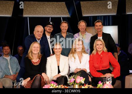Hambourg, Deutschland 01. Mai 2026 : NDR Talk Show mit prominenten Gästen im Fernsehstudio Hamburg - 01.05.2026 Im Bild : Gruppenfoto unter anderem mit : Hubertus Meyer-Burckhardt, Armin Morbach, Frederik und Gerrit Braun, Florian Silbereisen, Barbara Schöneberger Schöneberger, NDR Studio Hamburg *** Hambourg, Allemagne 01 mai 2026 NDR Talk Show avec des invités de célébrités dans le studio de télévision de Hambourg 01 05 2026 photo de groupe avec Hubertus Meyer Burckhardt, Armin Banque D'Images
