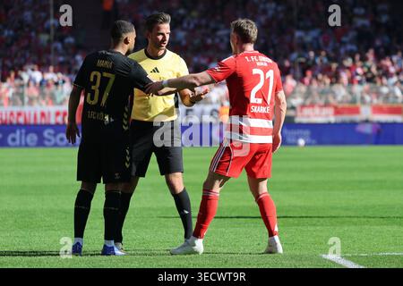 BERLIN, DEUTSCHLAND - 2 MAI : discussion entre Linton Maina (1. FC Koeln, 37) , Tim Skarke (Union Berlin, 21) et Schiedsrichter / arbitre Daniel Schlager, pendant le match en Bundesliga : Union Berlin - 1. FC Koeln au Stadion an der Alten Foersterei le jour de match 32 le 2 mai 2026 à Berlin, Deutschland. La réglementation #DFB interdit toute utilisation de photographies comme séquences d’images et/ou quasi vidéo. Banque D'Images