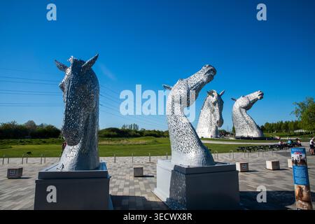 Les Kelpies à Falkirk, en Écosse, sous un ciel bleu ensoleillé. Les sculptures emblématiques de tête de cheval sont un monument écossais majeur de l'artiste Andy Scott Banque D'Images