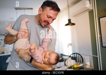 Portrait d'une petite fille avec son père à la maison Banque D'Images