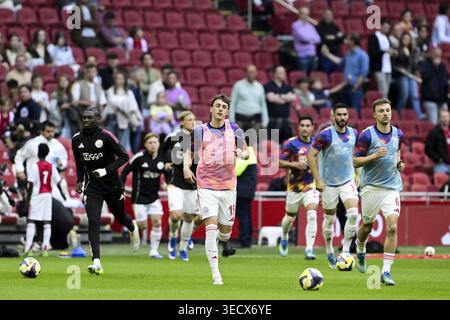 AMSTERDAM - (lr) Youri Baas de l'AFC Ajax, Youri Regeer de l'AFC Ajax avant le match néerlandais Eredivisie entre l'AFC Ajax et le PSV au Johan Cruijff Arena le 2 mai 2026 à Amsterdam, pays-Bas. OLAF KRAAK / ANP Banque D'Images