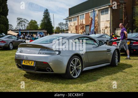 2010 Aston Martin V12 Vantage, exposée au Bicester Motion Scramble qui s'est tenu le 28 avril 2026. Banque D'Images