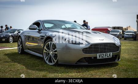 2010 Aston Martin V12 Vantage, exposée au Bicester Motion Scramble qui s'est tenu le 28 avril 2026. Banque D'Images