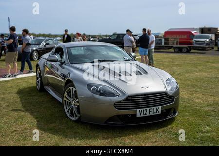 2010 Aston Martin V12 Vantage, exposée au Bicester Motion Scramble qui s'est tenu le 28 avril 2026. Banque D'Images