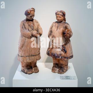 Saransk, Russie - 18 juin 2024 : statuettes 'à la Foire' par E.I. Rodionova, 1983. Musée S.D. Erzya, Saransk Banque D'Images