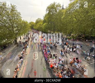Marathon de Londres 2026 depuis le pont Charing Cross. Figurines floues en mouvement lorsque les coureurs passent. Banque D'Images