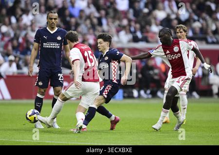 AMSTERDAM - (lr) Youri Baas de l'AFC Ajax, Emir Bajraktarevic du PSV lors du match néerlandais Eredivisie entre l'AFC Ajax et le PSV à la Johan Cruijff Arena le 2 mai 2026 à Amsterdam, pays-Bas. OLAF KRAAK / ANP Banque D'Images