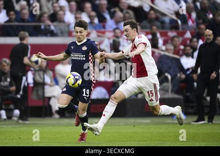 AMSTERDAM - (lr) Emir Bajraktarevic du PSV, Youri Baas de l'AFC Ajax lors du match néerlandais Eredivisie entre l'AFC Ajax et le PSV à la Johan Cruijff Arena le 2 mai 2026 à Amsterdam, pays-Bas. OLAF KRAAK / ANP Banque D'Images