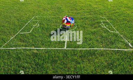balle sur le terrain vert dans les tactiques de stade de football dessinées avec calck. prêt pour le match Banque D'Images