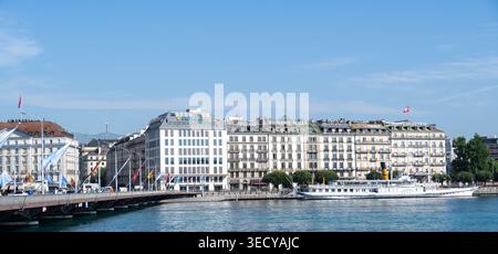 Genève, Suisse - 19 juillet 24 : vue panoramique sur le front de mer de Genève sur le lac Léman avec des bâtiments urbains et des bateaux en Suisse. Banque D'Images