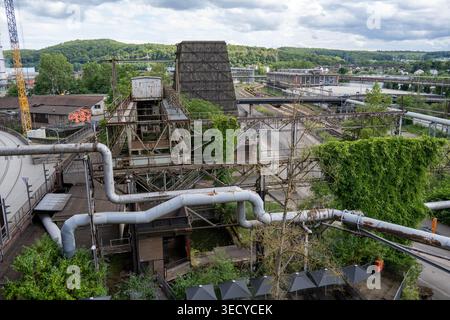 Vue surélevée des tuyaux rouillés, des structures en acier et de la verdure à Völklinger Hütte Völklingen, Sarre, Allemagne. Banque D'Images