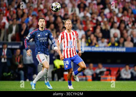 Gabriel Martinelli et Marcos Llorente vus lors de la demi-finale de l'UEFA Champions League entre les équipes de l'Atletico de Madrid et de l'Arsenal FC (Maciej Banque D'Images