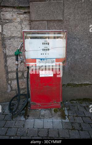 Une vieille pompe à essence désaffectée à Rathanna,Comté de Carlow, Irlande Banque D'Images