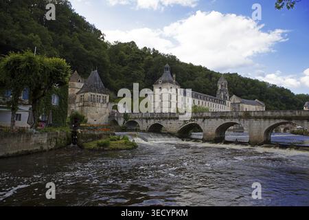 Pont coude et abbaye bénédictine Saint-Pierre de Brantome sur la Dronne à la lumière du soir, Brantome, Dordogne, Nouvelle- Banque D'Images