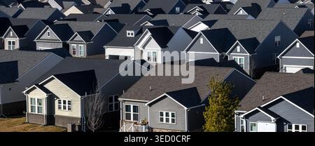Toits de développement de logements modernes créant un motif abstrait dans un quartier résidentiel dense Banque D'Images