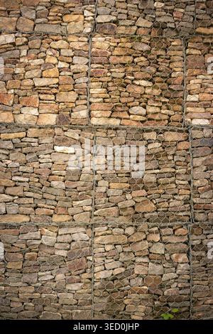Le mur de pierre diversifié respire le charme naturel Banque D'Images