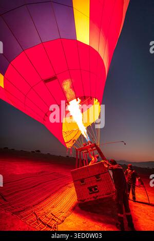 Touristes appréciant un vol en montgolfière tôt le matin, au-dessus du désert, près de Tawi sa'IDI à côté de Airport Road à Ras Al Khaimah, Émirats arabes Unis Banque D'Images