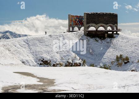 Paysage le long de l'autoroute militaire géorgienne. La route traverse un terrain montagneux pittoresque, y compris le col de Cross. Banque D'Images