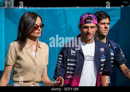 (55) Carlos Sainz Jr (ESP) - Atlassian Williams F1 Team - Williams FW48 - Mercedes et sa petite amie Rebecca Donaldson (GBR) modèle pendant la formule Banque D'Images