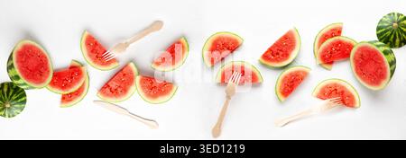 Tranches de pastèque fraîche sur fond blanc. Concept d'été d'une alimentation saine. Flat lay, espace de copie. Banque D'Images