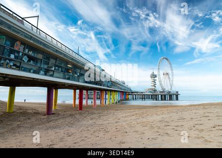 Den Haag, pays-Bas - 17 décembre 2025 : une vue grand angle de l'emblématique jetée de Scheveningen avec des piliers multicolores vibrants et le SkyView Fe Banque D'Images