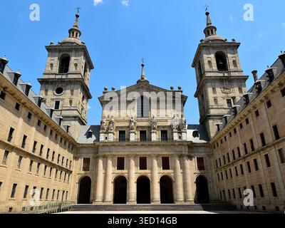 Façade donnant sur la cour intérieure du Palais Royal Monastère de Saint Laurent de l'Escorial en Espagne Banque D'Images