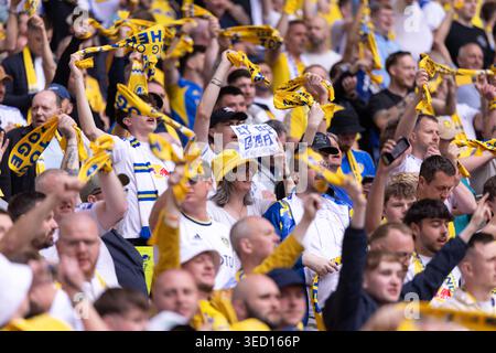 Un fan de Leeds brandit une pancarte disant « Eh Up G'ma We're Here » avant le match de demi-finale de la Coupe FA Emirates entre Chelsea et Leeds United au stade de Wembley, Londres, le dimanche 26 avril 2026. (Photo : Pat Scaasi | mi News) Banque D'Images