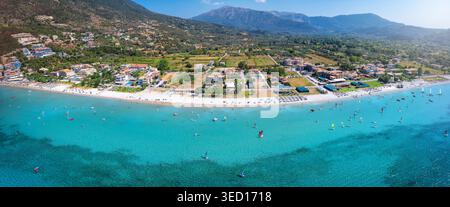 Vue aérienne panoramique de la plage paradisiaque des surfeurs Vassiliki à l'île ionienne de Lefkada, Grèce Banque D'Images