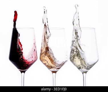 Vin rouge, rosé et blanc éclaboussent dans des récipients en verre Banque D'Images