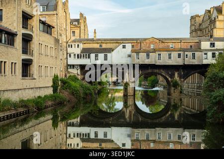 Pont Pulteney sur la rivière Avon à Bath, Somerset. Banque D'Images