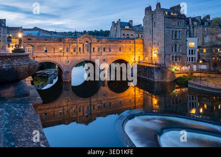La nuit tombe au pont Pulteney à Bath, Somerset. Banque D'Images