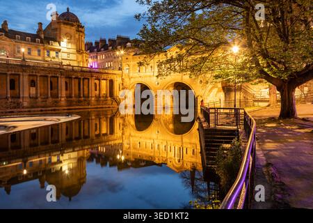 Soirée au Pulteney Bridge enjambant la rivière Avon à Bath, Somerset. Banque D'Images