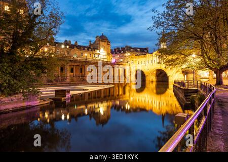 Pont Pulteney reflétant dans les eaux de la rivière Avon, Bath, Somerset, Angleterre. Banque D'Images