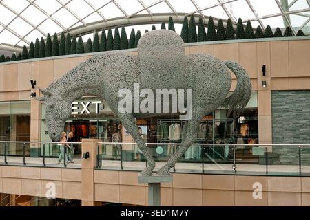 Sculpture de cheval « Equus Altus » par Andy Scott dans le centre commercial Trinity Leeds, Leeds, West Yorkshire, Angleterre, Royaume-Uni Banque D'Images