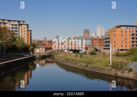 Crown point Bridge traversant la rivière aire avec des appartements modernes en bord de mer, centre-ville de Leeds, West Yorkshire, Angleterre, Royaume-Uni Banque D'Images