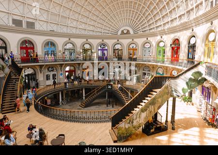 Intérieur de la bourse de maïs victorienne de Leeds montrant le toit en dôme, des boutiques indépendantes et un café, Leeds, West Yorkshire, Angleterre, Royaume-Uni Banque D'Images