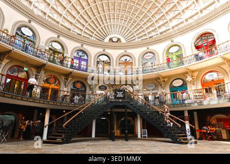 Intérieur de la bourse de maïs victorienne de Leeds montrant le toit en dôme, des boutiques indépendantes et un café, Leeds, West Yorkshire, Angleterre, Royaume-Uni Banque D'Images