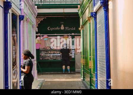 Intérieur victorien orné de Leeds Kirkgate Market avec un marché historique étals, Leeds, West Yorkshire, Angleterre, Royaume-Uni Banque D'Images