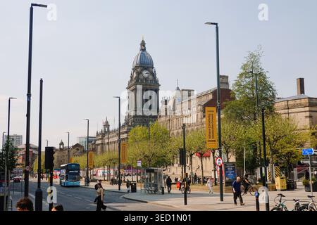 L'emblématique tour de l'horloge victorienne de l'hôtel de ville de Leeds vue depuis la tête par une journée ensoleillée, Leeds, West Yorkshire, Angleterre, Royaume-Uni Banque D'Images