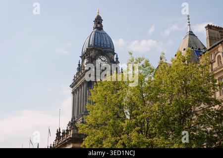 L'emblématique tour de l'horloge victorienne et les colonnes corinthiennes de l'hôtel de ville de Leeds, un monument classé Grade I à Leeds, West Yorkshire, Angleterre, Royaume-Uni Banque D'Images