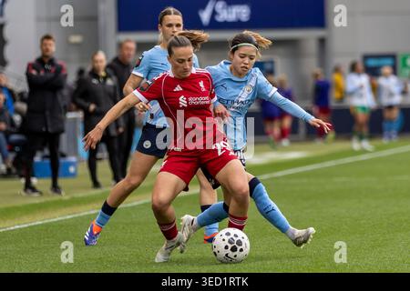 Joie Stadium, Manchester, Royaume-Uni. 3 mai 2026. Football féminin Super League, Manchester City contre Liverpool ; Aurelie Csillag de Liverpool Women est attaquée par Yui Hasegawa de Manchester City Women Credit : action plus Sports/Alamy Live News Banque D'Images