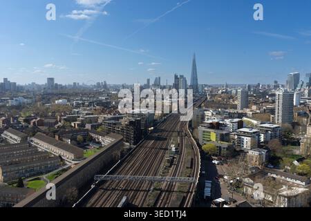 Horizon londonien avec The Shard, trains sur rails et bâtiments résidentiels. Banque D'Images