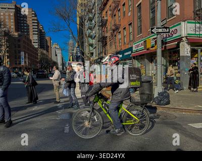 New York, NY, États-Unis, scènes de rue, Manhattan, quartier de Chelsea, 9th Ave., livreur de nourriture sur le vélo Banque D'Images